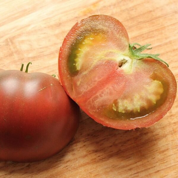 tomate-noire-de-crimee-fruit-1-potager-darmor Tomate Noire de Crimée coupée – chair charnue et juteuse