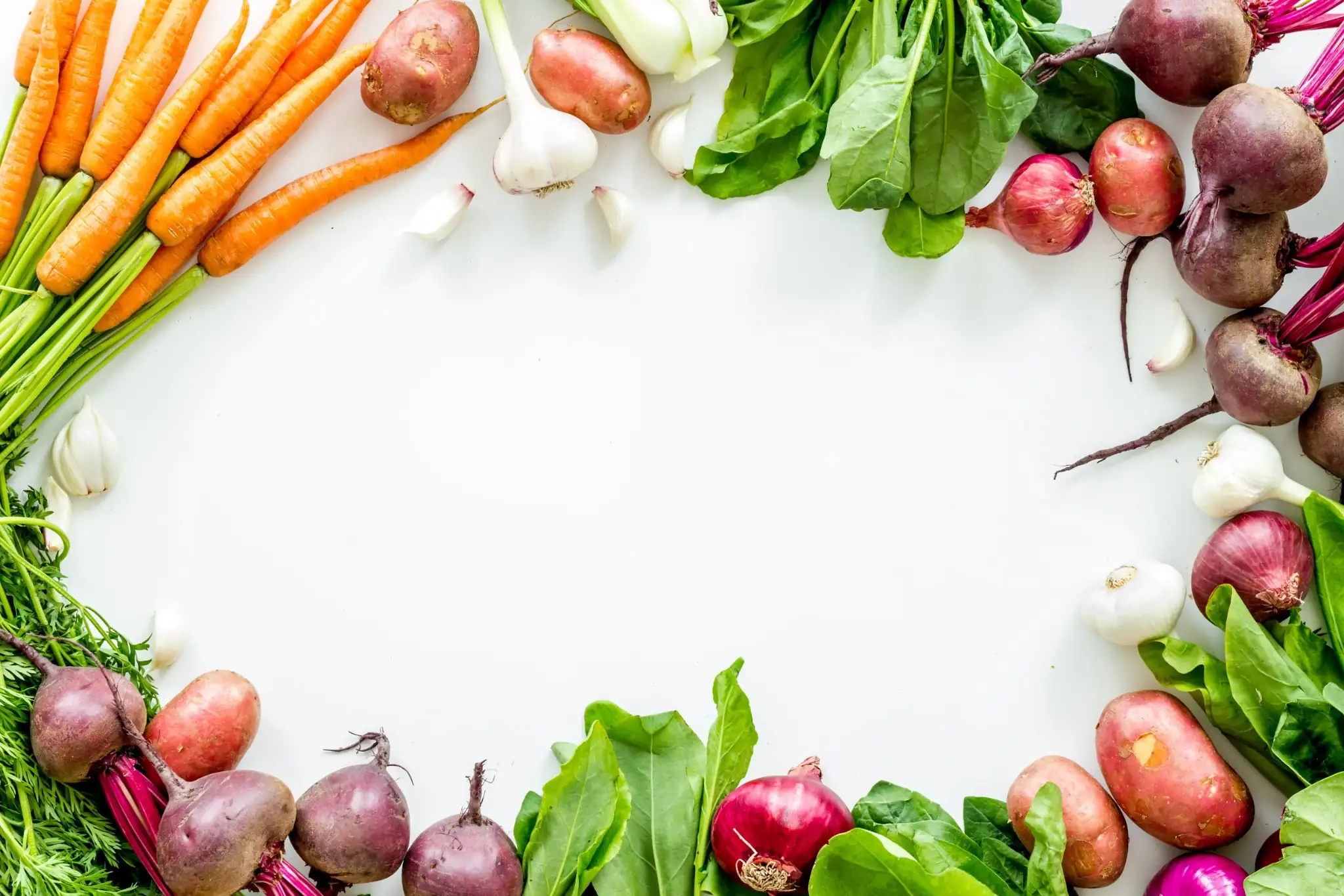 Assortiment de légumes-racines : carottes, radis et betteraves
