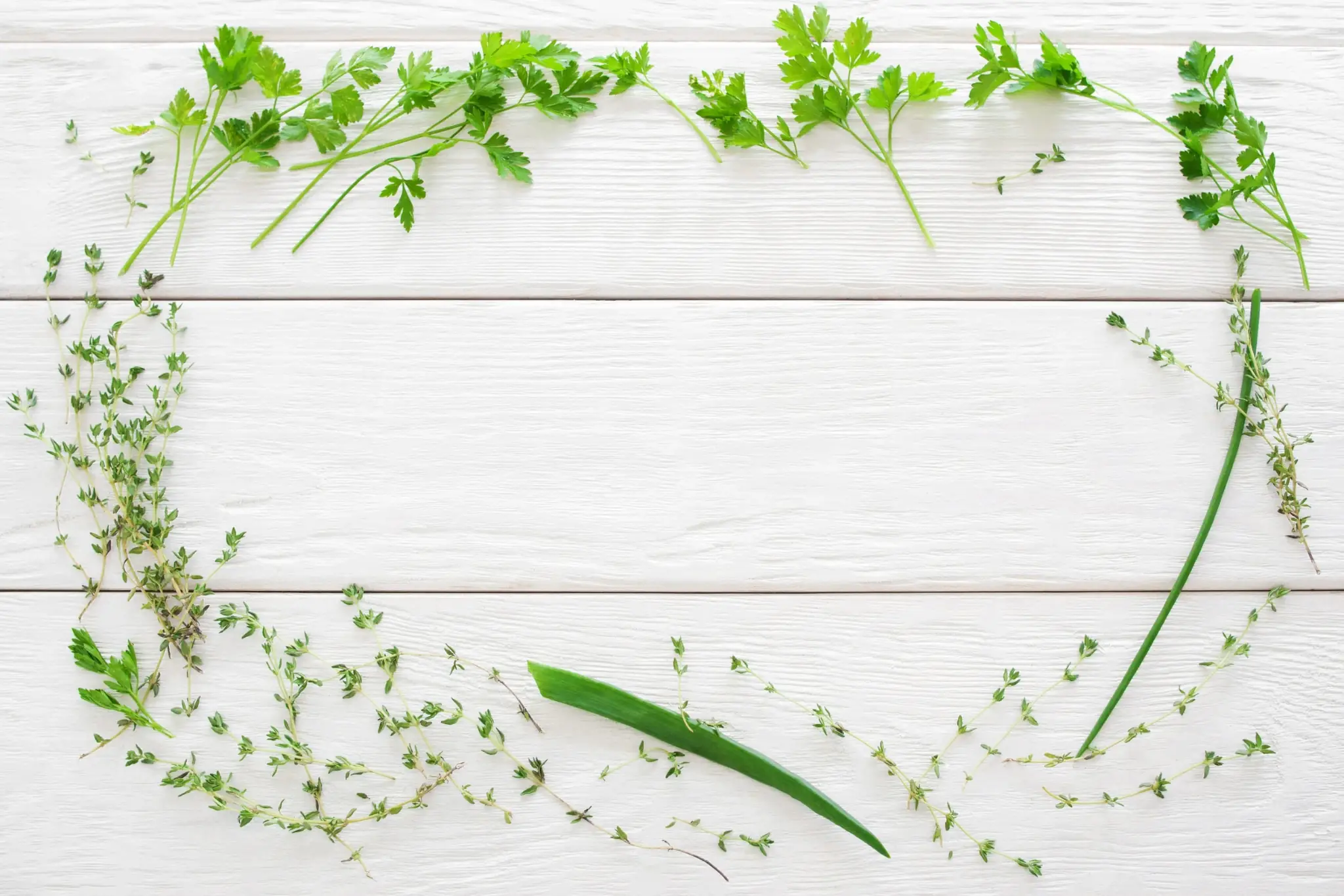 Assortiment de plantes aromatiques : basilic, persil et ciboulette